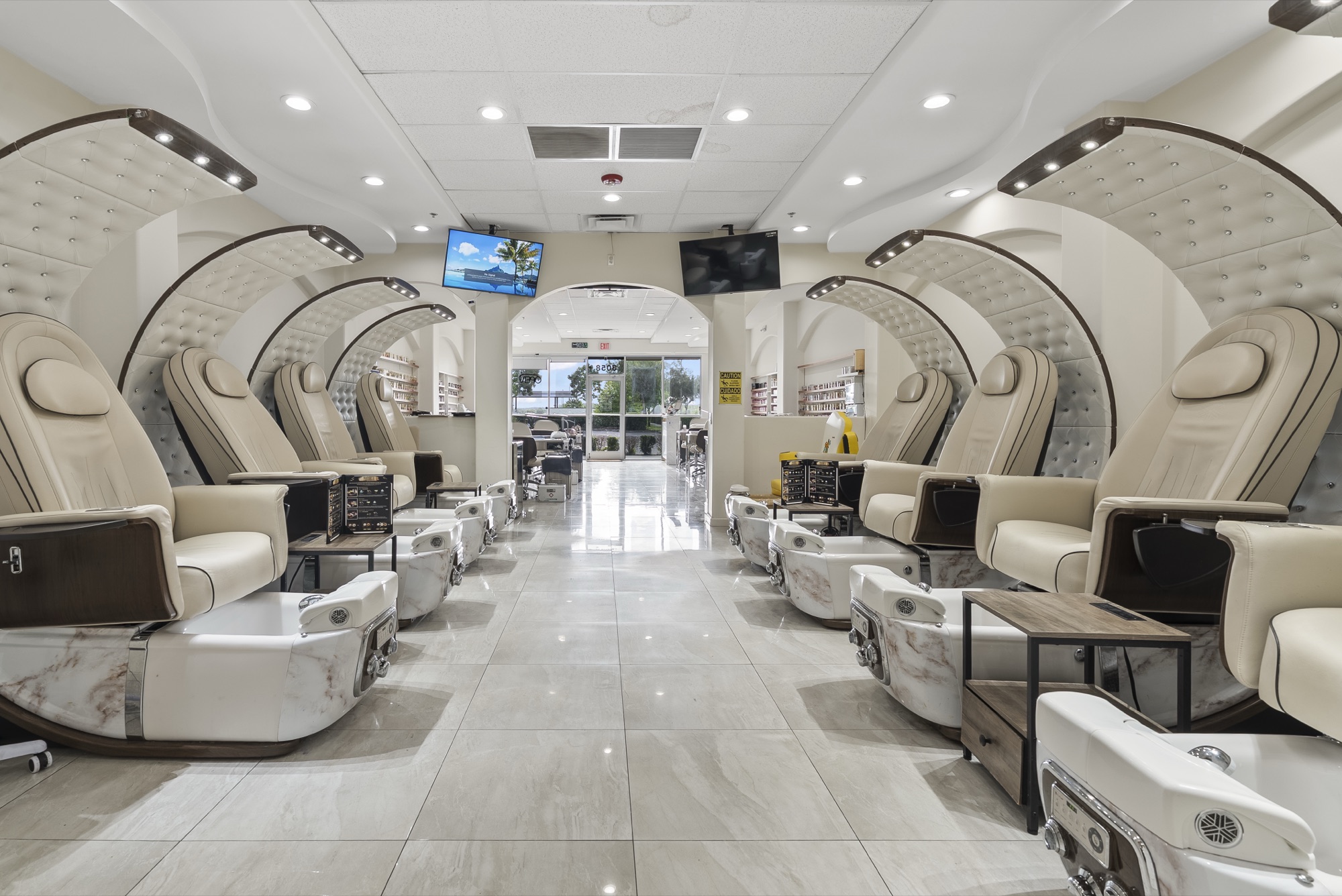 Pedicure lounge center aisle